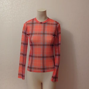 Mech tröja - En tröja gord i merch liknade tyg. Den är helt genomskinlig och mycket stretchig. Den är använd fåtal gånger men i nyskick. 