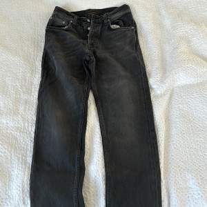 Svarta Nudie Jeans regular fit. Storlek 29/32. Nypris:1600.NYSKICK