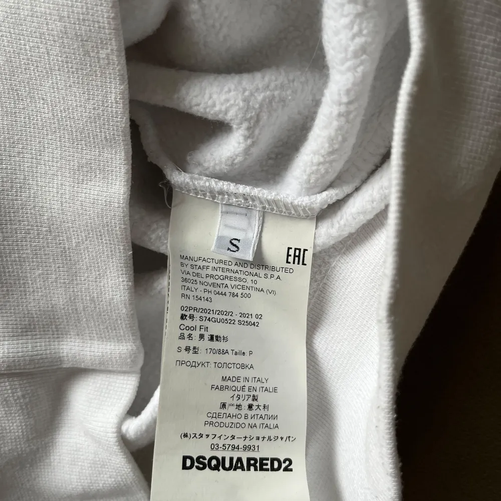 Dsquared2 hoodie i perfekt skick. Använd 2-3 gånger som Max. Är för liten på mig. Snören är borttagna. Storlek S. Hoodies.