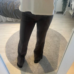 Kostymbyxor - Snygga högmidjade kostymbyxor. Extremt sköna!!! Känns som mjukis.