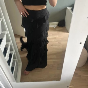 Kjol ifrån nelly - Knappt använd så väldigt bra skick! Köptes för 550kr men säljer för 300! Så fin verkligen men kmr ej till användning 