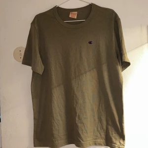 Champion T-Shirt - Olivgrön t -shirt från Champion. Använd men i fint skick