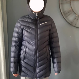 PeakPerformance jacka - Jätte fin peak performance jacka dam!😇 Den är figursydd. Skick 9/10   Vid frågor bara att fråga, priset kan diskuteras.  