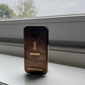 1 Million prive  - Säljer min flaska med den diskade parfymen 1 milion prive då jag inte använder den mer. Köptes på kicks för något år sedan och har stått sen dess 6 ml kvar och box tillkommer ej tyvärr. 