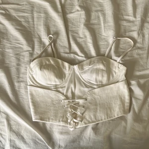 Korsett topp - Superfin vit korsett topp 