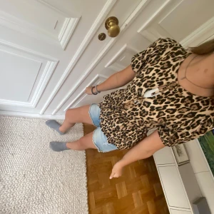 Leopard blus!! - Säljer en jätte snygg leopard blus med tre stycka små rosseter som detaljer🎀kommer ej till användning längre, är i super bra skick!!🥰