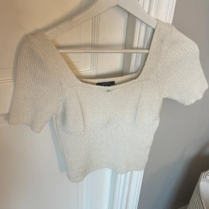 T-shirt - Säljer den här beige t-shirten från Lindex i storlek xs för den inte kommer till användning 💕 köpte för 300kr och har använt den 2 gånger. Fråga om bild hur den ser ut på 