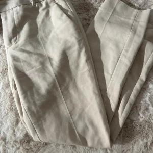 kostymbyxa - kostymbyxor i färgen beige ifrån zara storlek 36 men passar även flör storlek 38 