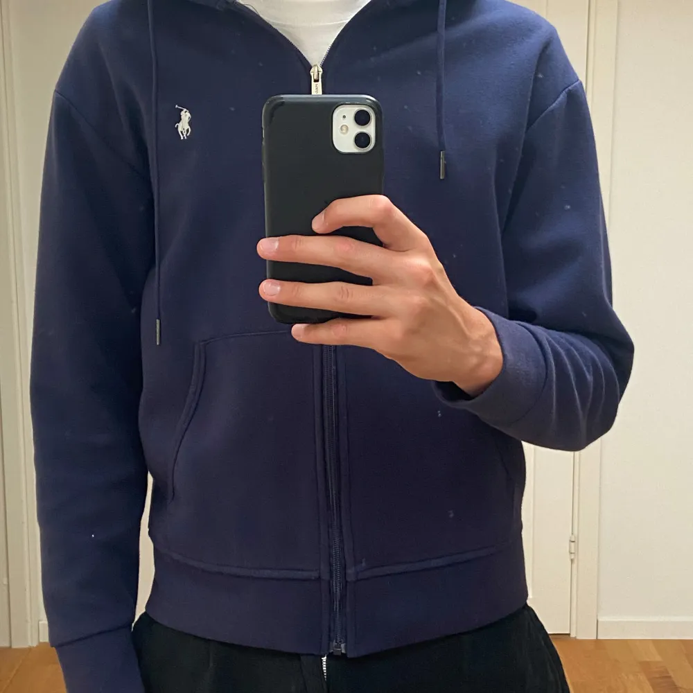 Säljer min Ralph lauren hoodie för den inte passar längre. Skriv till mig innan om ni skulle vilja köpa den! . Hoodies.