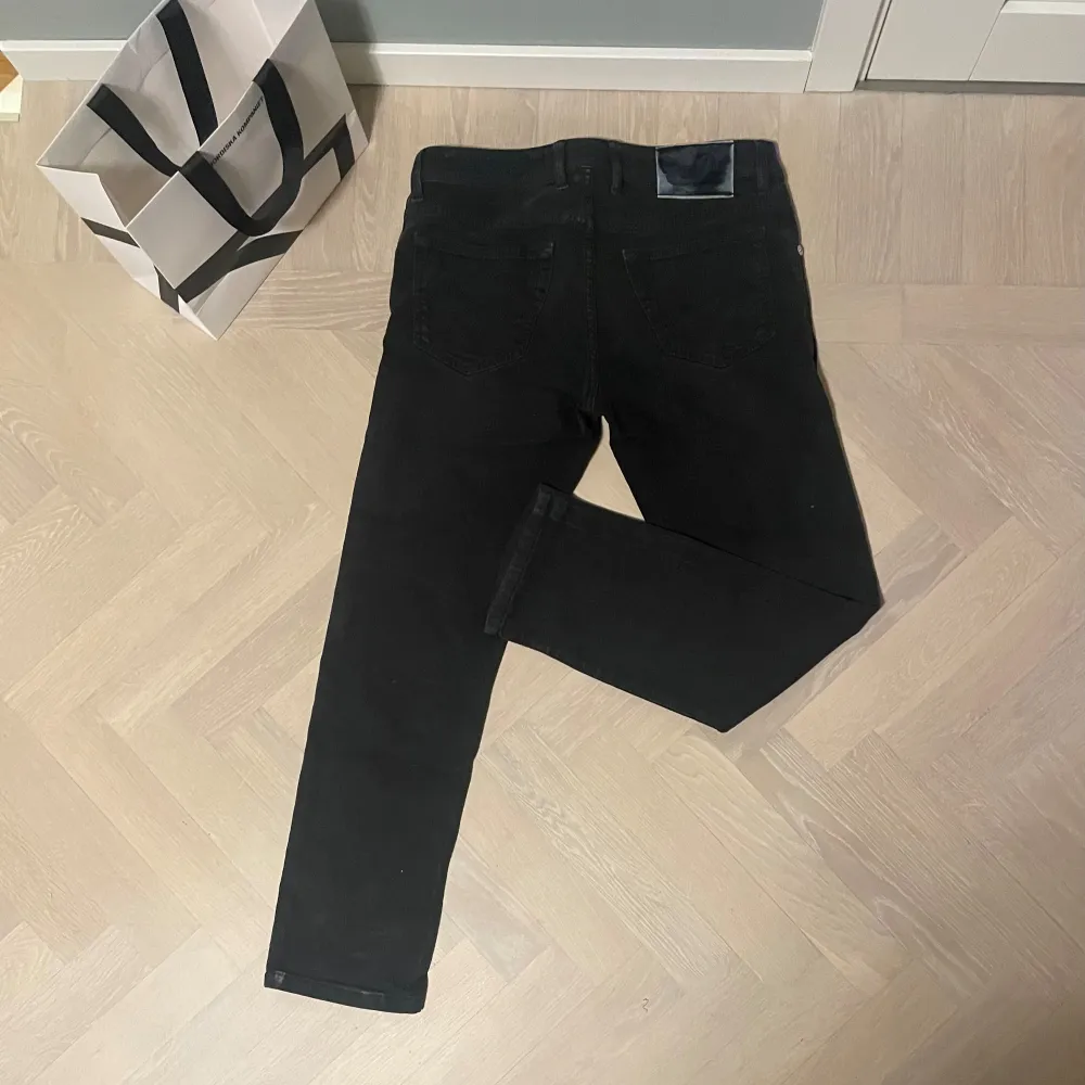 Säljer ett par riktigt feta jeans ifrån Jacob Cohën i mycket fint skick. Dessa är i storlek 31, passar även 30. Nypris på dessa ligger runt 5500, jag säljer för endast 1099! Priset kan diskuteras vid en snabb affär mvh Jonathan. . Jeans & Byxor.