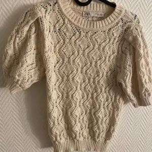 säljer en superfin beige stickad tröja från Zara. den har ett snyggt mönster och korta puffärmar perfekt för både vår och höst! tröjan är i bra skick och passar till många olika outfits.