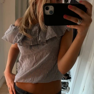 Randig topp  - Super gullig randig sommartorp. Kan användas både helt off shoulder/halvt eller inte alls. Hör av er vid frågor eller flera bilder 💓💓