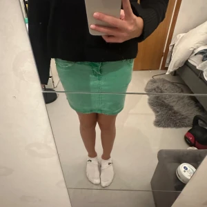 Snygg grön kjol - Jätte fin grön kjol som är lågmidjad💚