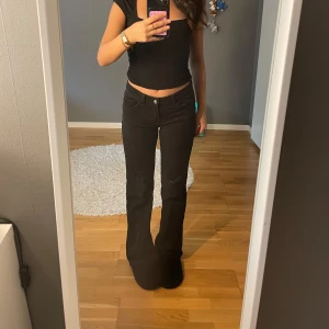 Svarta bootcut jeans - As snygga från hm. 