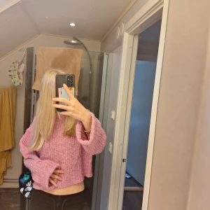 Fin rosa stickad tröja - Stickad rosa tröja från Gina. Använd men inga defekter utan lite lite noprig se bilderna. I storlek XS. Kontakta mig privat om frågor. Nypriset är okänt(:. 