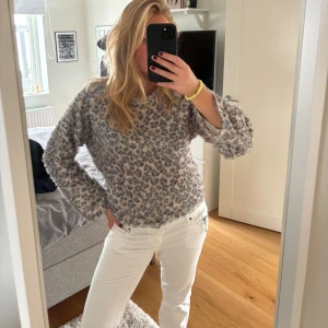 Stickad leopardmönstrad tröja  - Leopardmönstrad tröja från zara i storlek s, fint skick! Pris kan diskuteras 
