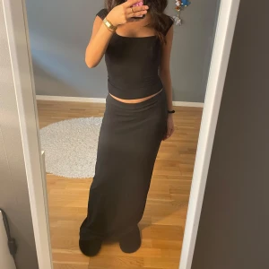 Lång kjol - Lång svart kjol från vero Moda. Jätteskönt material, najs till hösten/sommaren. Är 160, passar längre också. Man kan ha den lågmidjad o högmidjad också. 