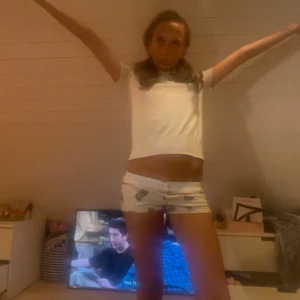 Vit trekvarts tröja  - Helt ny aldrig använd förutom när jag tog bilderna ❤️❤️Ribade kanter skriv för närmade kanter jätte fin aldrig använt säljer för behöver verkligen pengarna så söt älskar den passar till allt ❤️❤️ny ❤️❤️❤️