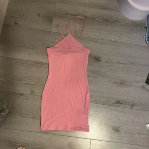 Klänning  - Råsa klänning med knyte runt halsen 