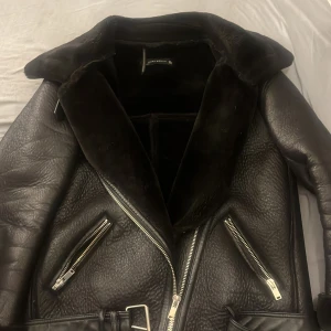 Jacka - Säljer denna jätte fina jacka som har päls inne! Den är jätte bekväm å kommer värma bra i vinter också väldigt snygg med många detaljer! Pris går att diskuteras! Den är xs men jag brukar ha S och ni ser hur den sitter på mig!