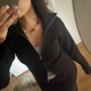 Stickad zip up - Svart stickad zip up! Nytt skick!💗💗