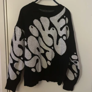 Svart vitt sweetshirt - Säljer Dena feta sweetshirt från Romwe, passar jätte bra och är flexibel, har svag defekt (se bild 3) storlek:S men kan passa M också. Pris kan diskuteras