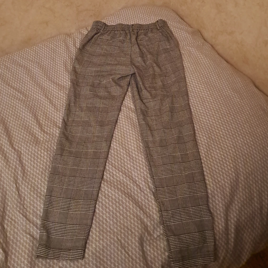 Stiliga byxor från only - 90