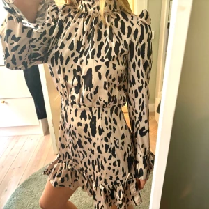 Leopardmönstrad klänning  - Jättefin klänning med leopardmönster från Missguided med öppenrygg. Storlek S. Helt oanvänd med prislappen kvar. Säljer därför att den inte kommer till användning. 💕