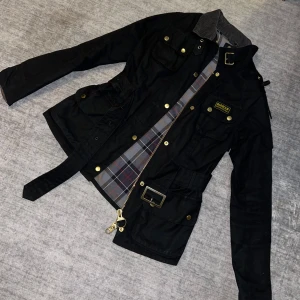 Barbour Jacka Slim Wax - Storlek S/M. Oanvänd. Inköpt för 4300kr.