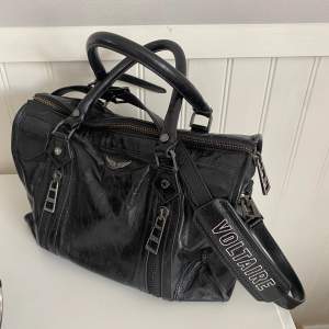 Säljer min Sunny Medium #2 Vintage patent bag från Zadig, då den tyvärr inte används tillräckligt ofta. Den är använd men har inga defekter. Köpt för 6000 på butiken i Stockholm 