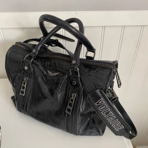 Zadig Sunny medium  - Säljer min Sunny Medium #2 Vintage patent bag från Zadig, då den tyvärr inte används tillräckligt ofta. Den är använd men har inga defekter. Köpt för 6000 på butiken i Stockholm 