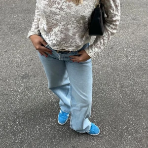 Samsøe Samsøe Riley Jeans - Dessa jeans är från Samsøe Samsøe i modellen ”Riley Jeans, Färg: Light Legacy” i storlek W27 L32, men jag är 164cm och dom sitter perfekt på mig. Dessa är i bra skick och har super snygggg passform 💓Orginal priset va 1399kr men säljer för 600 💘