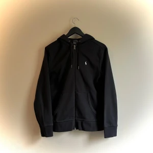 Ralph Lauren zip (S) - Tröjan är för liten för mig numera och används ej. Bra skick! Noppras innan frakt. Storlek 170 som motsvarar (S). Skriv vid mer frågor:)