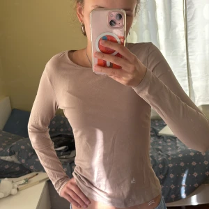 Beige långärmad topp - Säljer en snygg beige långärmad topp i storlek S.  Den är superbekväm och har en normal passform, perfekt inför hösten! Bra skick.🥰