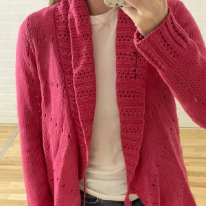 Rosa omlottkofta - Rosa stickad omlottkofta från bondelid i storlek s