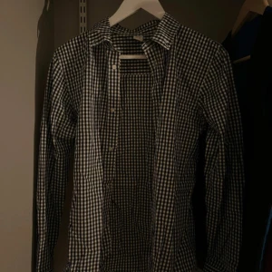 Svartvit rutig skjorta från Lindex - Snygg svartvit skjorta från Lindex. Storlek 170cm/15år.
