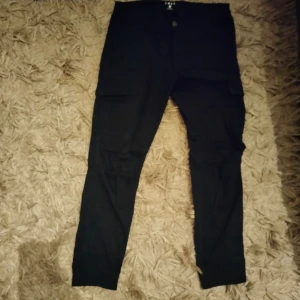 Svrta cargos - Svarta cargos. Bra skick.