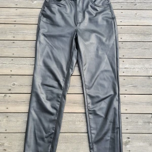 VMBRENDA  pu-läder byxor. - VMBRENDA svarta raka pu-läder byxor storlek 27/30. Använda endast 1 gång så i mycket fint skick.