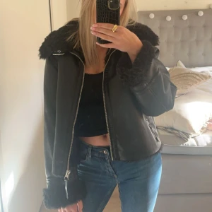 Skinn jacka - Jätte fin fejk skinn jacka, i toppen skick har använt den få tal gången då den inte riktigt är min stil. Den har två fullt fungerade fickor, fungerande dragkedja och spänne runt halsen om man vill vara riktigt varm om halsen ☺️ 