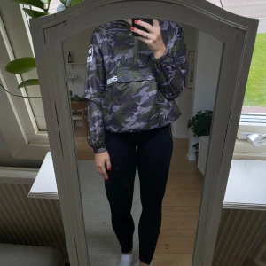 Jacka från Svea  - Tunnare jacka från Svea i militär   Använd fåtal gånger 