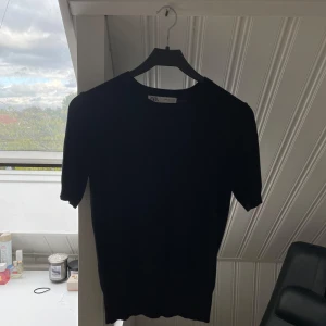 Stickad t-shirt  - Svart stickad t-shirt från Zara i storlek M men liten i storleken. Jättefint skick. Skriv för fler bilder💞💞