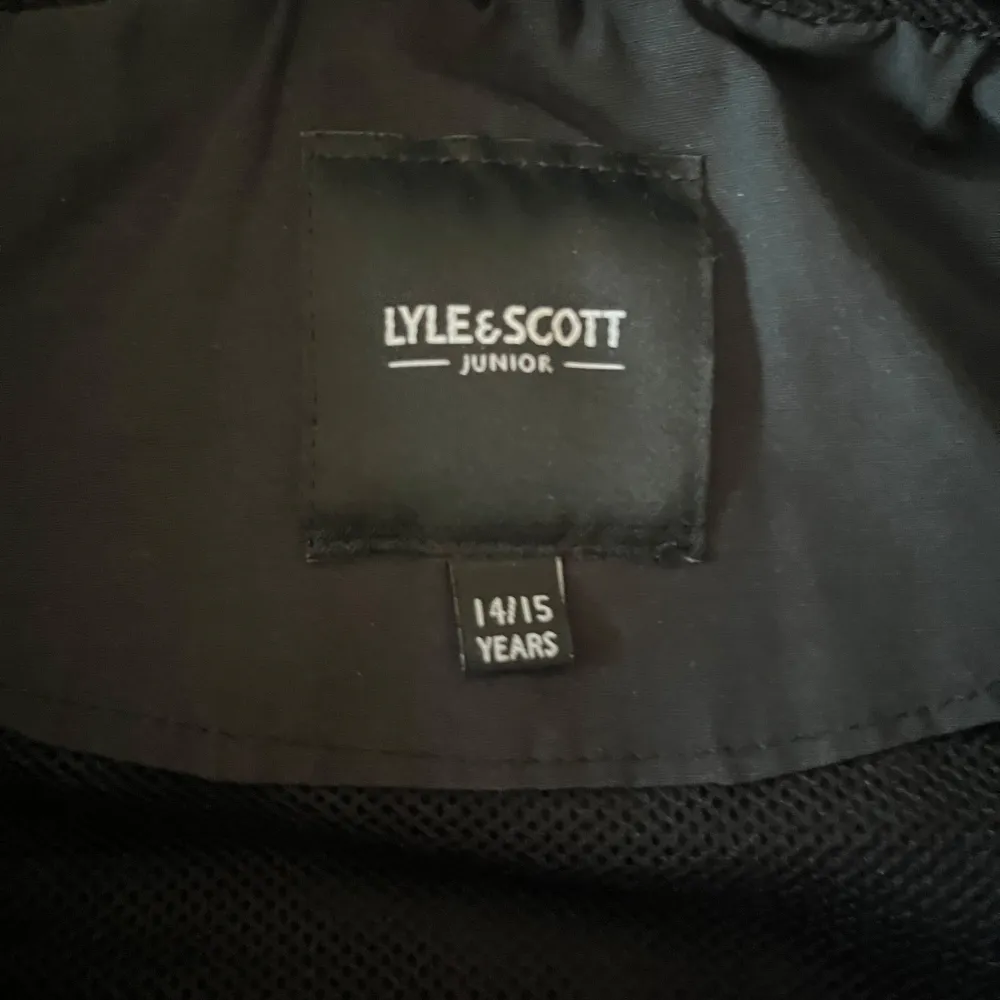 En Lyle & scott jacka som är väldigt litet använd och inte passar, det är en överdrags jacka som är i storlek XS.. Jackor.