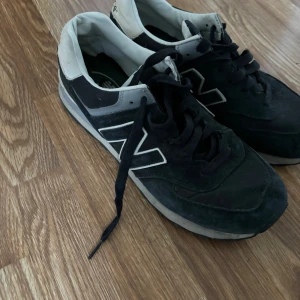 New balance skor - Schyssta pjukar från new balance, passar bra till allt riktigt all around skor. Är storlek 43 men jäkligt små i storlek så rekommenderar 42-43