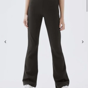 Kostym byxor - Använt fåtal gånger. Säljer för att jag aldrig använder. Står inte för postens slarv. Priset kan diskuteras.