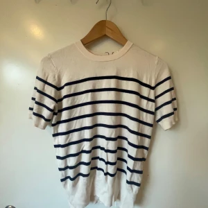 randig zara topp - as snygg randig zara topp, köptes på zara för ungefär 350kr, osäker för jag fick i present, använd 3 gånger ungefär, helt slutsåld, strl medium men är väldigt stretchig passar xxs-m