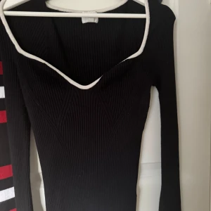 Topp - Fin tröja/top med elegant kant, i stl xl men skulle säga att de passar mer dem som har L