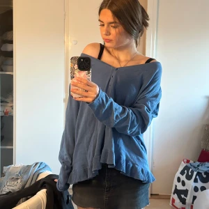 Blå kofta från Isolde - Superfin kofta som är perfekt för både vår och höst! Den har en loose passform och långa ärmar. Koftan har tre enkla knappar framtill och en lätt volangdetalj vid nederkanten. Helt oanvänd! Skriv vid frågor!💗
