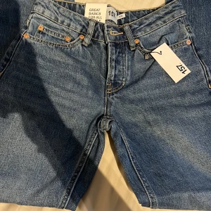 Low waist, straight/baggy jeans - Jättefina byxor! Fint skick!  Säljer dessa pga av att de var för små.  Jag hade tyckt att dessa är lite Sthlm stil.