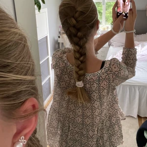 Mönstrad blus från Odd Molly - Säljer en superfin mönstrad blus från Odd Molly i storlek XS/S. Blusen är långärmad och har en lös passform. Säljer då den inte kommer till användning.