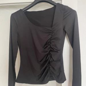 Svart långärmad tröja - Svart långärmad tröja i väldigt bra skick. Aldrig använd och prislappen sitter fortfarande kvar. Storlek L, ganska liten i storleken. Jag brukar bära storlek M, men L passade mig fint! 